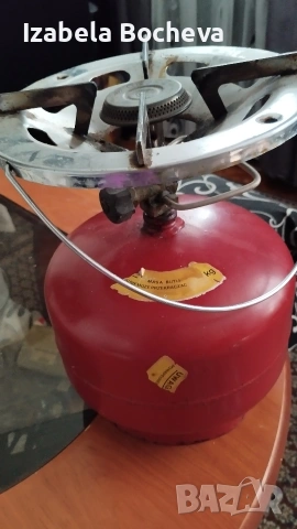 Продавам два броя газови бутилки с котлони