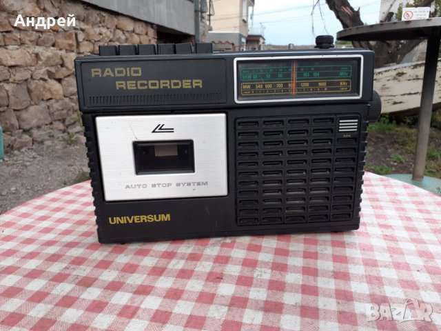 Стар радиокасетофон Universum