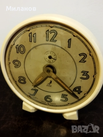 Стар механичен будилник, настолен часовник