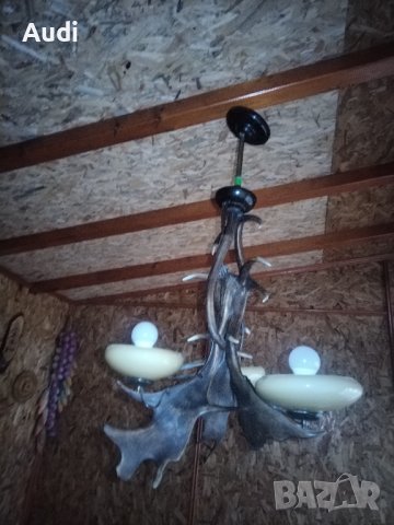 Ръчно изработен таванен полилей от 5 броя еленски рога.  Нестандартен и интересен полилей, който зад