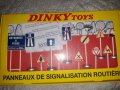 Dinky Toys Penneaux De Signalisation Routiere.