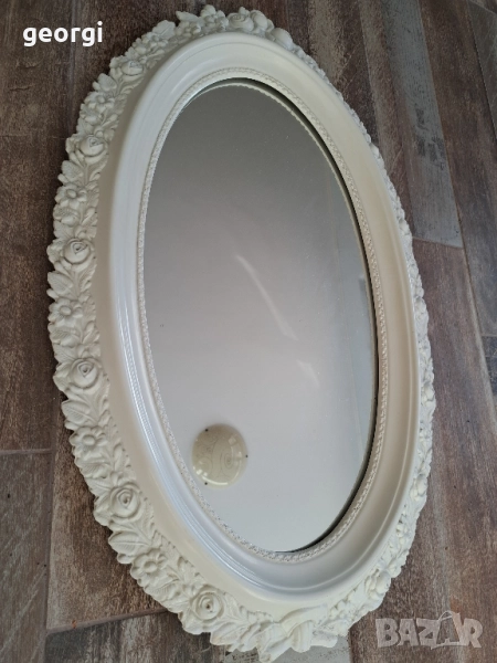 немско огледало за стена с бяла рамка с релефни рози, снимка 1