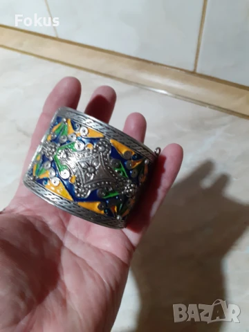 Страхотна голяма метална гривна с емайл и щифт за носия, снимка 3 - Антикварни и старинни предмети - 50978845