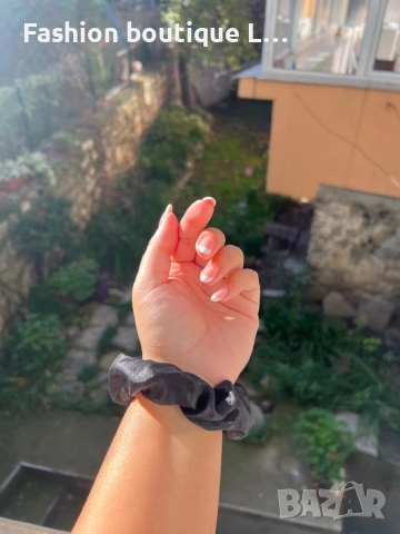 Черно сатено скрънчи 🖤, снимка 3 - Аксесоари за коса - 52422980