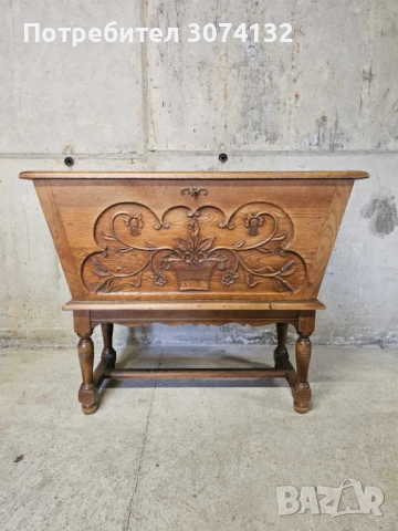 Дъбов шкаф с дърворезба