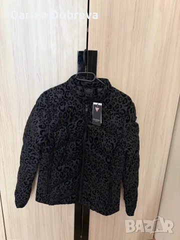Ново преходно оригинално яке на Guess