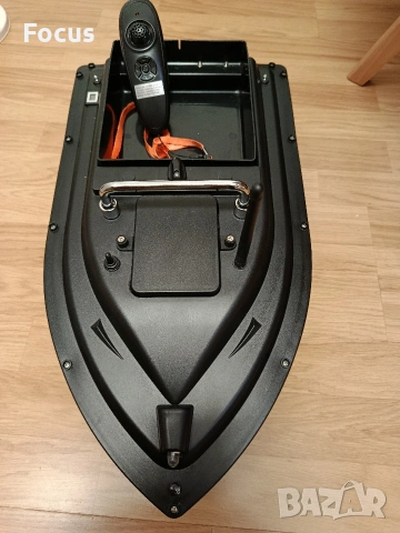 лодка за захранка с автопилот 