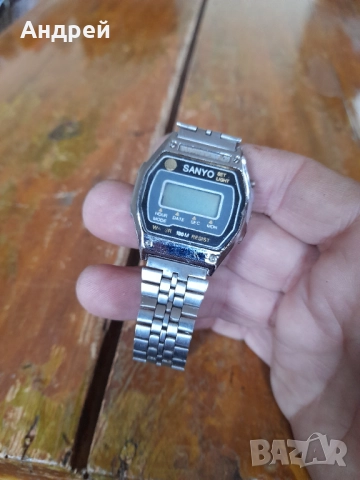 Стар електронен часовник Sanyo, снимка 2 - Антикварни и старинни предмети - 52309481