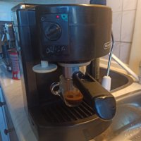 Кафе машина Делонги с ръкохватка с крема диск, работи отлично и прави хубаво кафе с каймак , снимка 3 - Кафемашини - 38460676