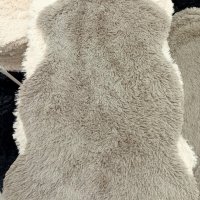 Сиво кожено пухкаво рошаво килимче тип меча кожа, снимка 1 - Килими - 44178949