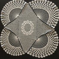 Квадратна покривка за маса, плетена на една кука - екрю