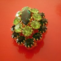 Стара елипсовидна брошка с двуцветен зелен чешки кристал, снимка 3 - Антикварни и старинни предмети - 36941012