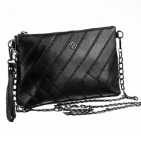 Модерна дамска чанта от ест. кожа в елегантен дизайн с метална дръжка за рамо тип синджир , снимка 1 - Чанти - 44744244