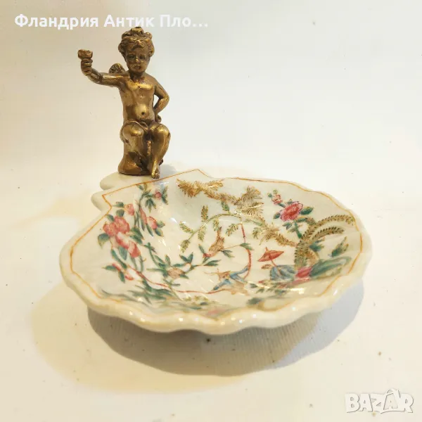 Порцеланова поставка с бронзов амур, снимка 1