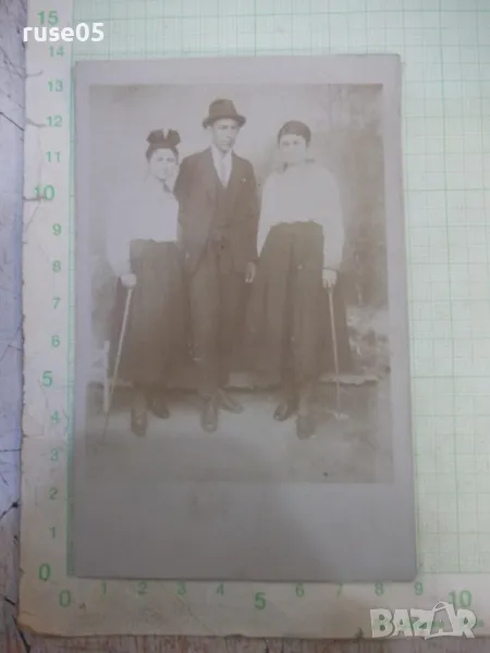 Снимка стара на две жени и господин във фото студио, снимка 1