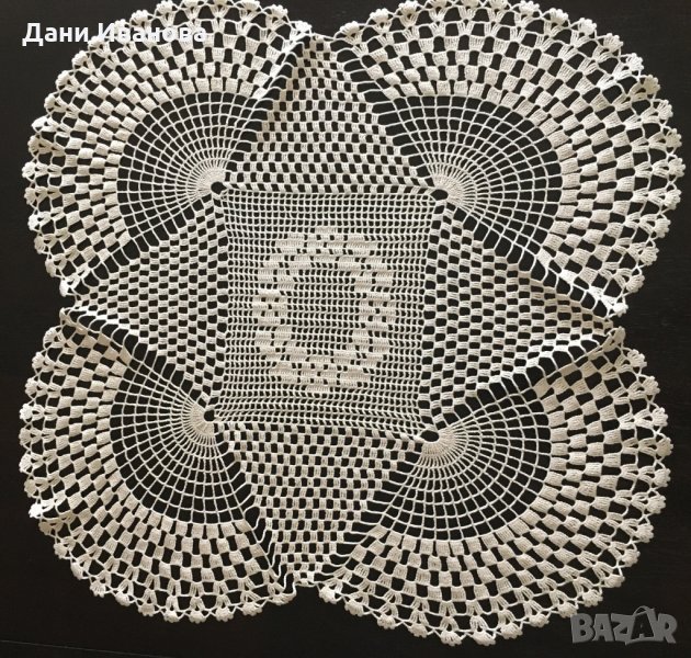 Квадратна покривка за маса, плетена на една кука - екрю, снимка 1