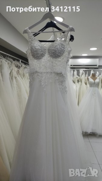 Булчинска рокля с опашка, пера, камъни и брокат, снимка 1