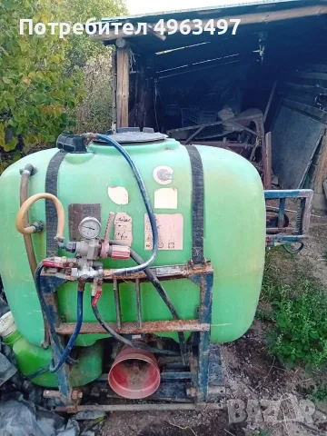 Продавам навестена пръскачка 400 л.в добро,работещо състояние.Навестна торачка.