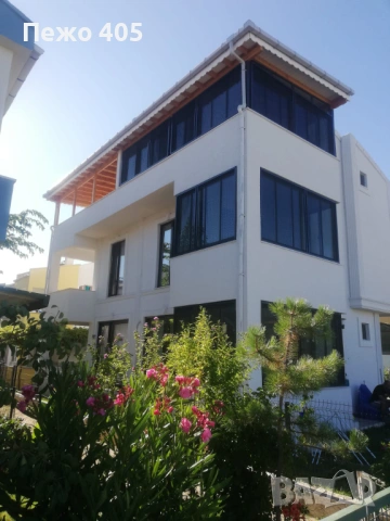 Триетажна къща на Егейско море