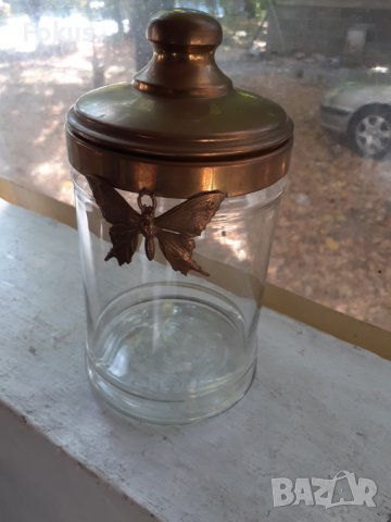 Старинен стъклен буркан за бонбони с метален капак пеперуда , снимка 1 - Антикварни и старинни предмети - 38474522