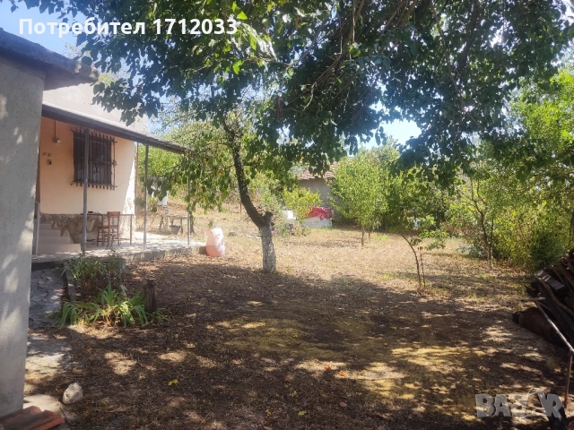 Двор Вила с постройка.