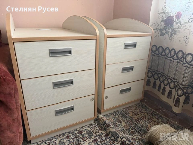 2304 2 броя шкафчета с по 3 чекмеджета  цена 100 евро  ОБЩО - истинска здрава и тежка МДФ плоскост ,