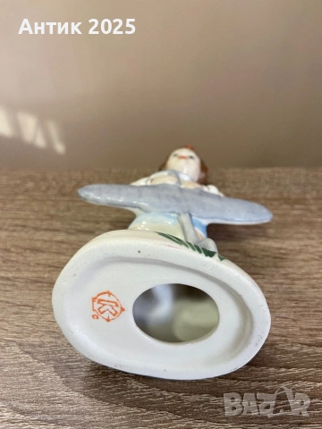 Винтидж порцеланова статуетка „Момиче със самолет“, СССР, снимка 3 - Антикварни и старинни предмети - 53237263
