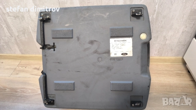 Хладилна чанта Elecrolux предназначена за миниванове Ford , Seat , Vw , снимка 10 - Хладилни чанти - 51950966