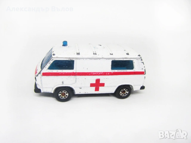 Метална количка Matchbox Volkswagen Transporter 1:62 Линейка, снимка 2 - Колекции - 53059445