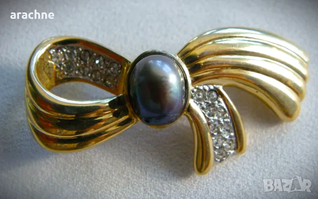 Позлатена брошка с черна тихоокеанска перла