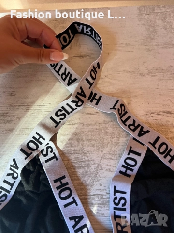 Ново спортно бюстие в черен цвят с еластични бели ленти с надпис hot artist 🖤🩶🤍, снимка 3 - Бельо - 52236250