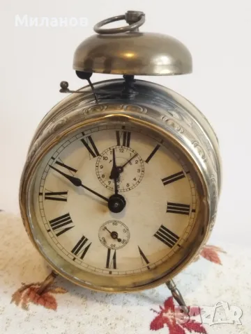 Стар механичен будилник, настолен часовник