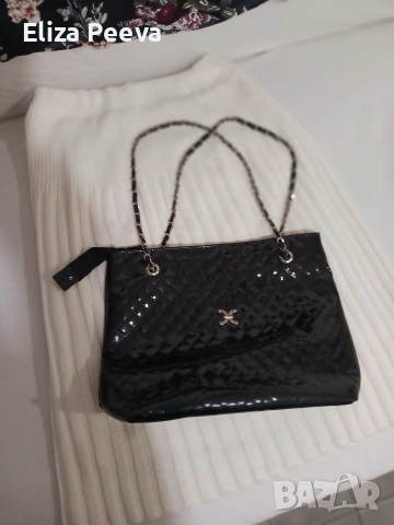 Черна лачена чанта