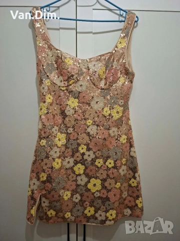 Къса парти рокля с цветни паети.Нова с етикет .М- размер