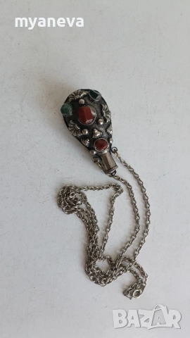 Старинно колие е флакон за парфюм  изработено от метал с декорация от камъни. , снимка 13 - Колиета, медальони, синджири - 54230608