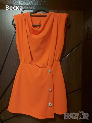 Оранжев дамски гащеризон с ефект „пола“ и гръцко деколте, снимка 2 - Гащеризони - 51383627