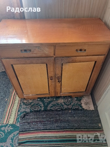 Старо дървено долапче