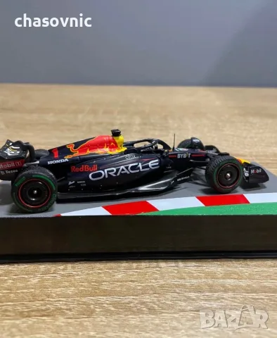 Колекционерски болид Red Bull F1 RB18 (2022) Max Verstappen 1:43 с витрина и пилот, снимка 4 - Колекции - 56185047