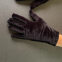 Елегантни къси дамски ръкавици от черен плюш 8635, снимка 4 - Ръкавици - 44292104