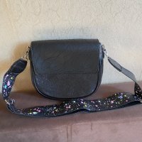 Дамска черна чанта с две дълги широки дръжки(цветна и черна).Нова с две прегради и външни джобове., снимка 1 - Чанти - 44349020