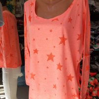 Блуза на звездички в неонов корал, снимка 1 - Блузи с дълъг ръкав и пуловери - 29998370