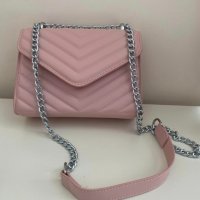 Малка кокетна дамска розова чантичка, снимка 1 - Чанти - 40719507