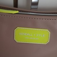 Дамска бежова чанта Kendall + Kylie, снимка 4 - Чанти - 39833829