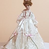Порцеланова кукла със стойка , снимка 1 - Кукли - 44429381