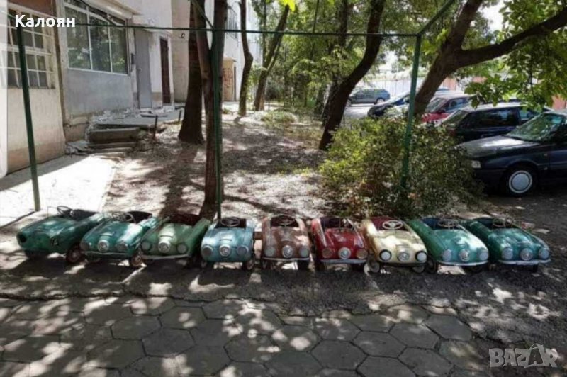 Купувам стара детска метална кола с педали, москвич с педали , снимка 1