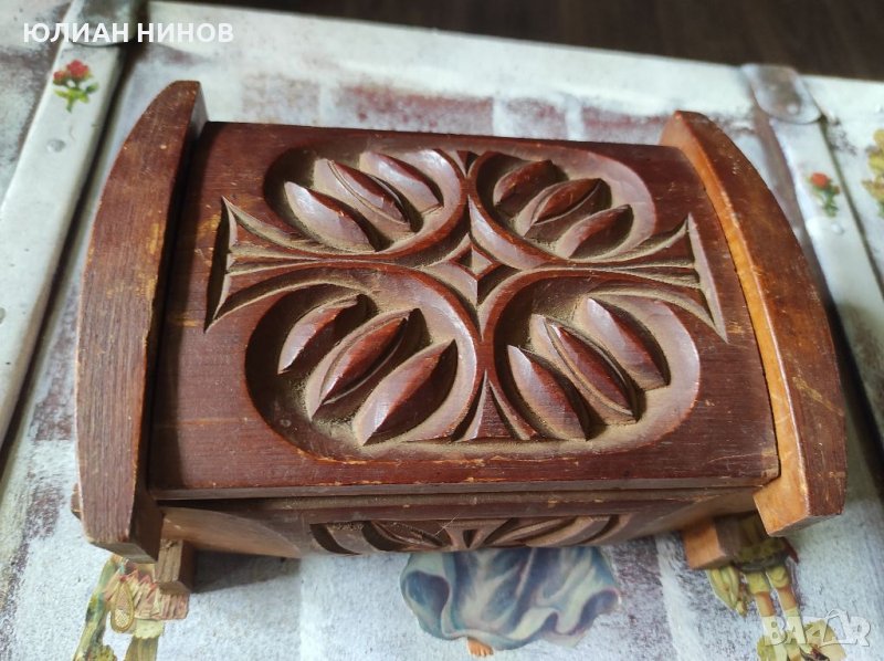 Стара дървена кутия за бижута с дърворезба, снимка 1