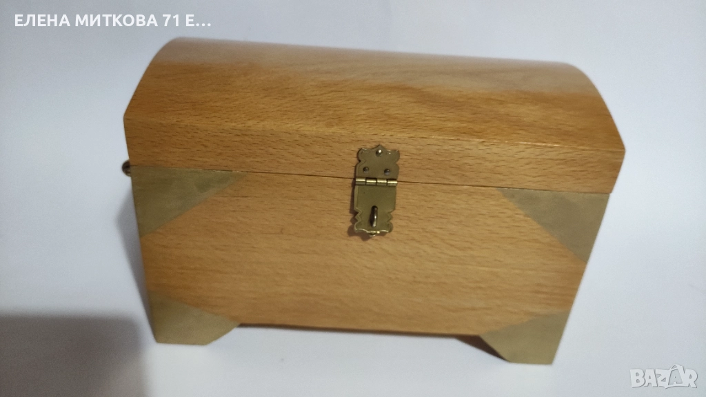 Дървено сандъче с облицовка и метален обков, снимка 1