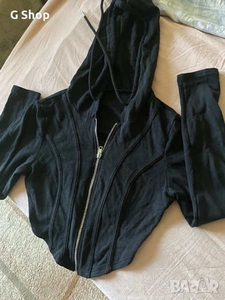 Черен къс дамски суичър втален по тялото с качулка черен, снимка 1