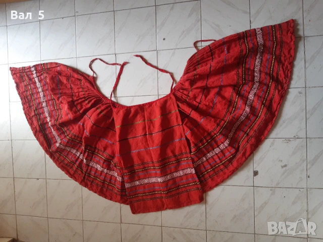 Пищимал , бръчник , вълненик и престилка . Носия