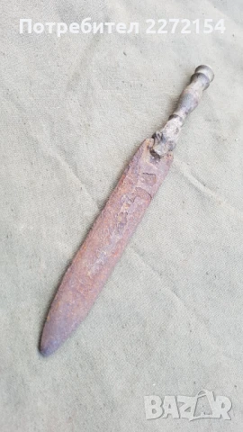 Стара кама с вълчи глави